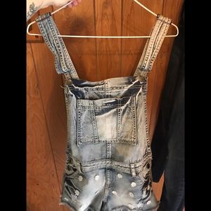 Overalls with daisys!